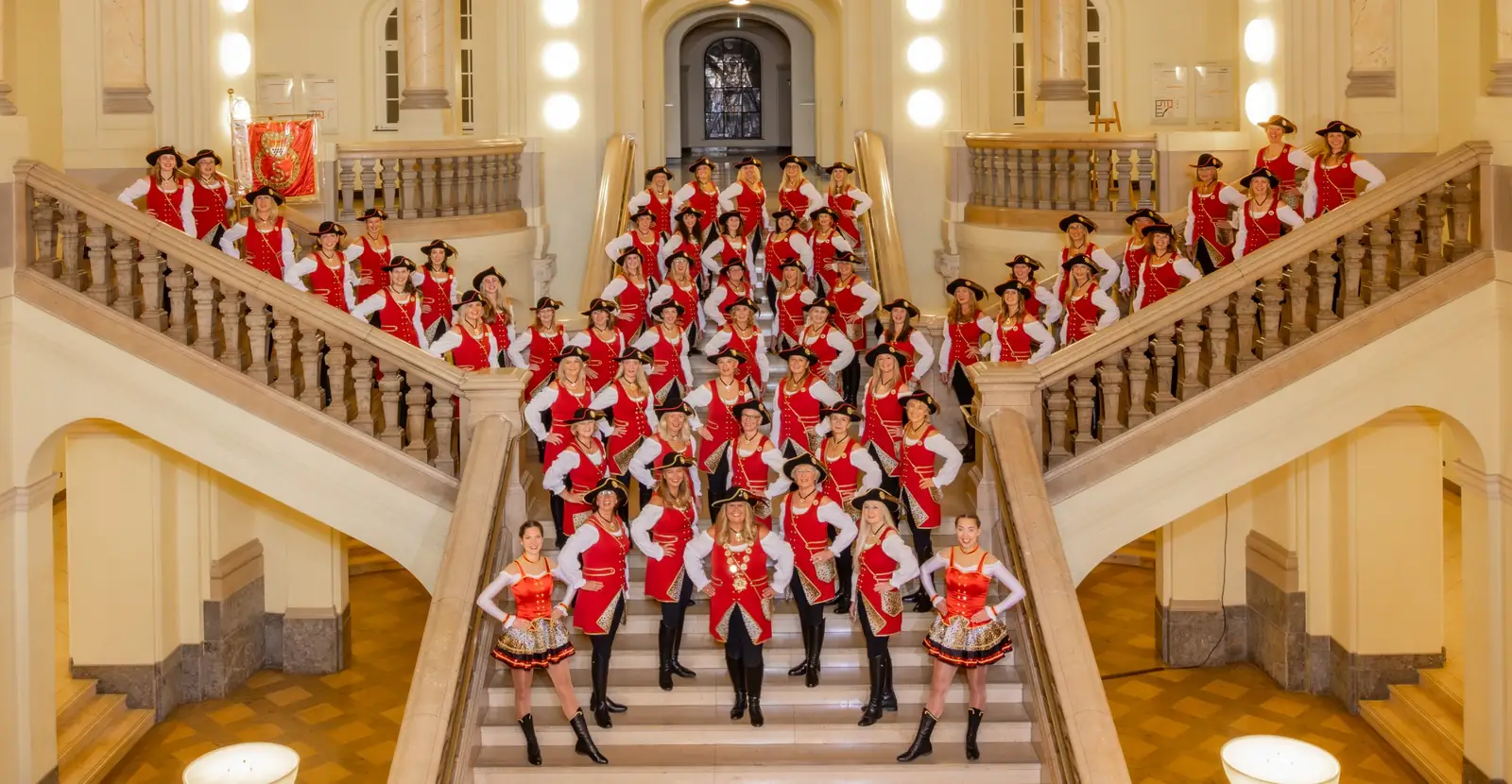 Die Schmuckstückchen in Uniform auf einer großen Treppe